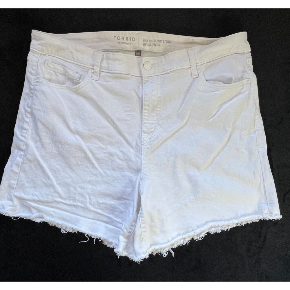 Torrid  Women's High Rise Perfect 5" White Shorts Stretch Raw Hem Size 18